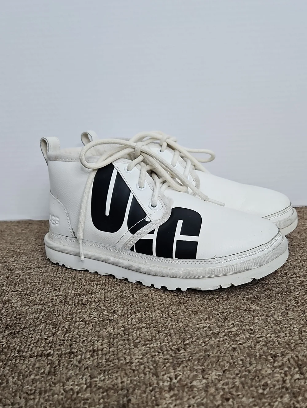 UGG Boots Neumel Chukka White & Black Leather Graphic Logo Sz 5 36